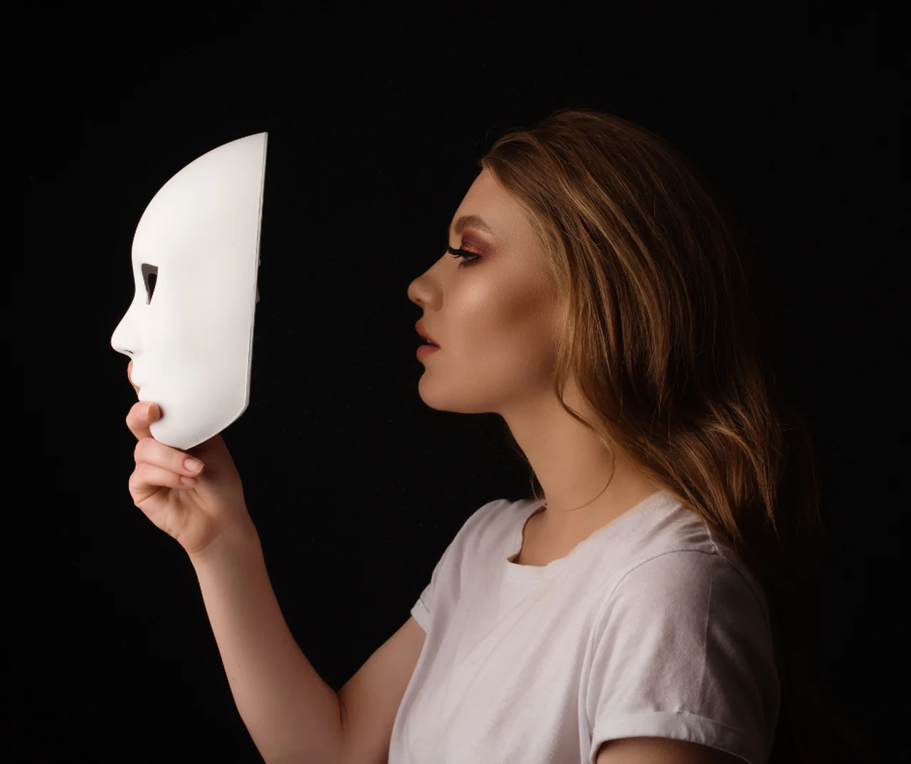 Dlaczego boimy się być sobą? O autentyczności w świecie masek